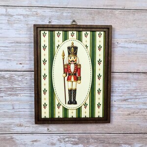 Cuadro decorativo vintage de Cascanueces, lámina de soldado navideño, decoración navideña tradicional, obra de arte navideña a rayas verdes, decoración clásica de Cascanueces.