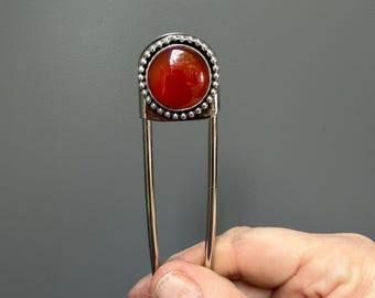 Llavero con imperdible jumbo de cornalina mediana