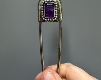 Llavero con imperdible gigante de amatista mediano