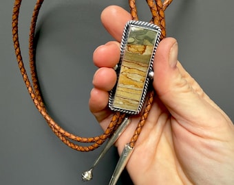 Corbata bolo de estilo occidental en plata esterlina y jaspe paisajístico.