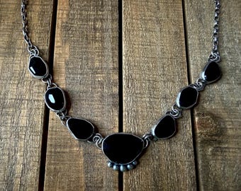 Collar llamativo de plata de ley con ónix