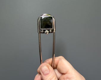 Llavero mediano de labradorita con imperdible gigante.