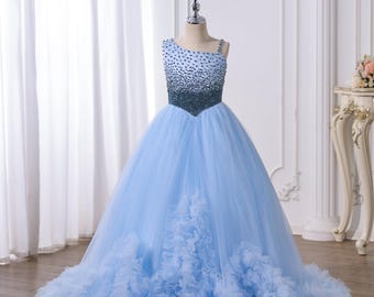Hellblaues Perlen-Festzugskleid für Mädchen, One-Shoulder-Prinzessinnenkleid, abgestuftes Rüschen-Tüll-Festzugskleid für Mädchen mit langer Schleppe