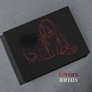 Può includere: Una carta nera con un disegno a tratto rosso di una figura reclinata. L'opera d'arte è minimalista, con la forma della figura suggerita da linee continue. Il testo "LOVER'S ATELIER" è stampato in bianco e rosso.