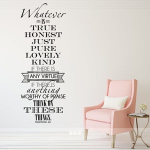 Puede incluir: Una calcomanía de pared en blanco y negro con una cita de Filipenses 4:8, "Todo lo que es verdadero, honesto, justo, puro, amable, agradable, si hay alguna virtud, si hay algo digno de alabanza, piensa en estas cosas." La cita se muestra en una pared blanca con un sillón rosa y una pequeña mesa auxiliar en primer plano.