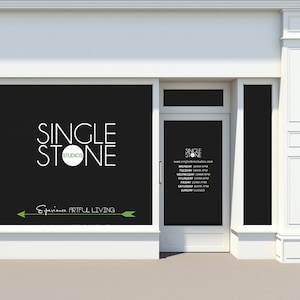 Pu&ograve; includere: Una vetrina con un cartello nero che recita "SINGLE STONE STUDIOS" e "Experience ARTFUL LIVING". La vetrina ha anche una porta di vetro con un cartello che recita "SINGLE STONE" e elenca gli orari di apertura del negozio.