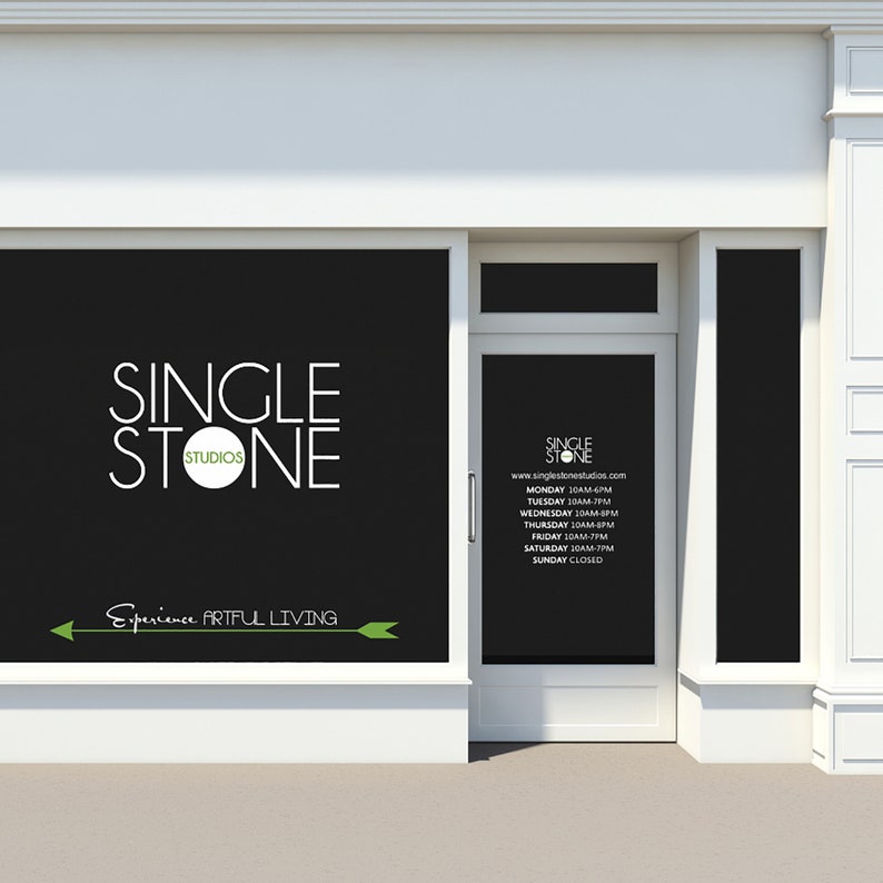 Pu&ograve; includere: Una vetrina con un cartello nero che recita "SINGLE STONE STUDIOS" e "Experience ARTFUL LIVING". La vetrina ha anche una porta di vetro con un cartello che recita "SINGLE STONE" e elenca gli orari di apertura del negozio.