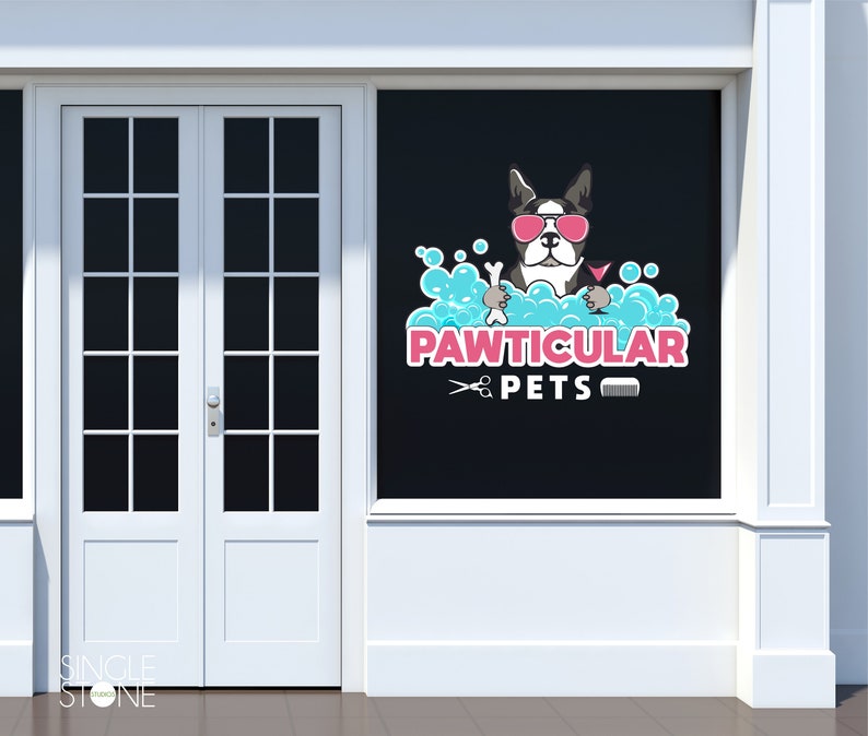 Pu&ograve; includere: Una vetrina di un negozio con sfondo nero e un cane di cartone animato che indossa occhiali da sole e un bicchiere di martini. Il testo "PAWTICULAR PETS" &egrave; sotto il cane in lettere rosa e bianche.