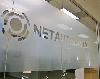 Decalcomanie in vinile satinato e vetro acidato personalizzate: loghi aziendali, vetrine, orari di apertura dei negozi, ecc.