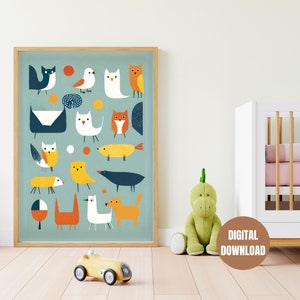 Op de afbeelding: Een digitale print met een kleurrijk geometrisch ontwerp met verschillende dieren, waaronder uilen, katten, vogels en vossen. De print is op een lichtblauwe achtergrond en is ingelijst in een licht houten lijst.