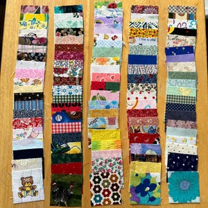 Peut inclure: Une collection de nombreuses pièces de tissu carrées disposées en cinq colonnes verticales. Les pièces présentent une grande variété de motifs colorés, notamment des imprimés floraux, des formes géométriques, des pois, des rayures et des illustrations.