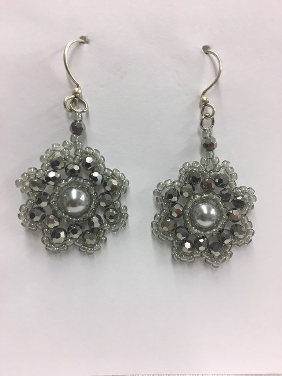 Boucles D'oreilles Anciennes Pendantes - Perle Grise Naturelle Et Motif Fleur Plaqué Or - Dormeuses