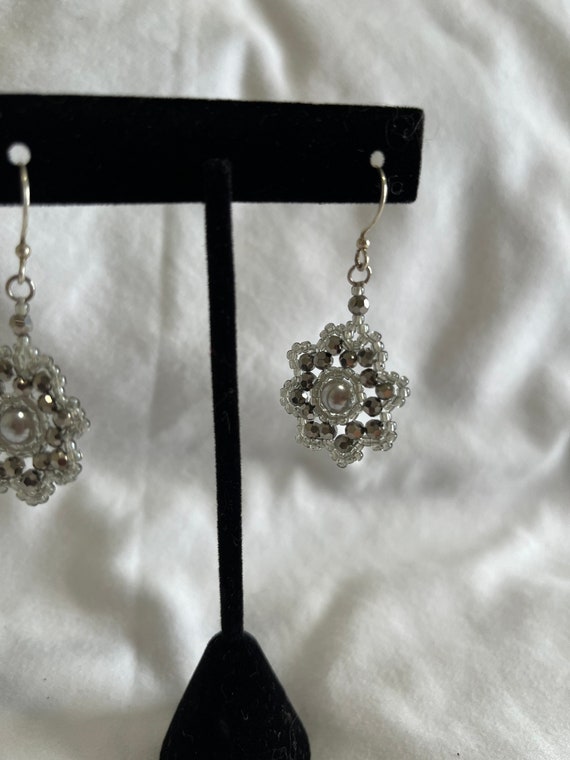Boucles D'oreilles Vintage Plaqué Or Avec Perle Grise Naturelle Et Motif Fleur - Dormeuses, Pendantes