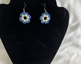 Handmade beaded earrings - Blue & White Flower