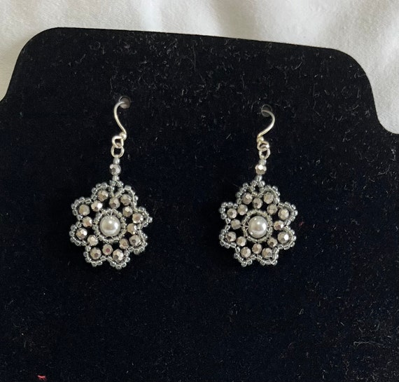Boucles D'oreilles Anciennes Plaqué Or - Perle Grise Naturelle Et Motif Fleur
