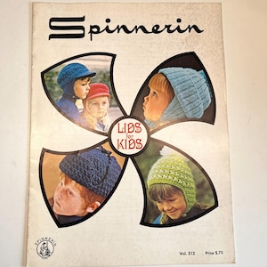 以下が含まれることがあります： Spinnerinのヴィンテージ編み物パターン小冊子「Lids for Kids Vol. 212」。表紙には、青、赤、緑の様々なかぎ針編みやニット帽を被った子供たちの4つの円形画像があり、価格は$.75と印刷されています。