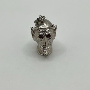 Vintage sterlingsilverhänge med djävulens ansikte och röda granatrådsögon
