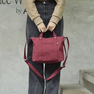 Frauen Reise Schultertasche, Reise Umhängetasche in Rosenrot, kleine Einkaufstasche, wasserfeste Handtasche Kleine Handtasche aus gewachstem Canvas - Tokyo Tote 204