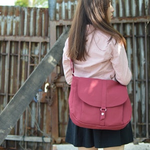 Personnalisé Canvas Messenger Diaper Tote Bag, Vegan Laptop Shoulder Bag, Travel Handbag for her - Water resistant / Rose Red - no.12 KYLIE