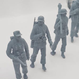 7 x WW2 German Soldiers , Diorama UNPAINTED 1/35, 1/72 or 1/32 scale