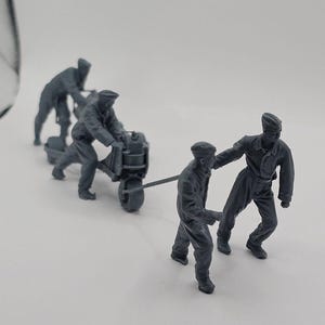 WW2 German Luftwaffe Crew, Diorama UNPAINTED 1/35, 1/72 or 1/32 scale