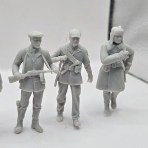 7 x WW2 Partisan Soldiers , Diorama UNPAINTED 1/35, 1/72 or 1/32 scale