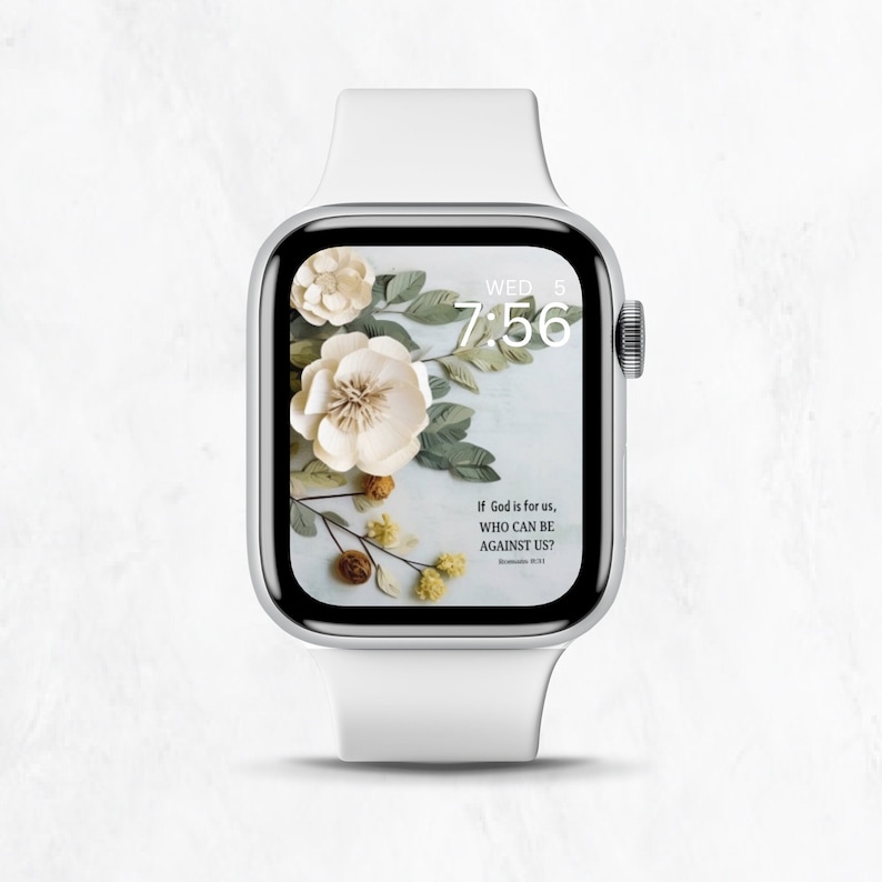 K&ouml;nnte beinhalten: Eine silberne Smartwatch mit wei&szlig;em Armband zeigt ein Blumendesign auf ihrem Bildschirm. Der Bildschirm zeigt eine gro&szlig;e wei&szlig;e Blume mit gr&uuml;nen Bl&auml;ttern und den Text "If God is for us, who can be against us?" und die Uhrzeit 7:56.
