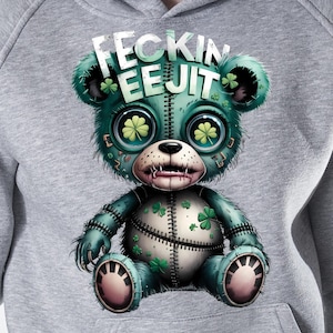 Ours en peluche gothique PNG Clipart, graphique de dicton irlandais drôle Eejit fecking, punk rock cousu vaudou doudou téléchargement numérique conception, art emo