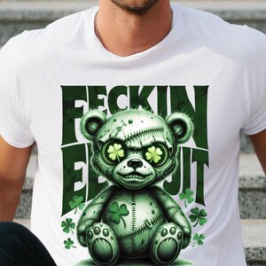 Ours en peluche gothique PNG Clipart, graphique de dicton irlandais drôle Eejit fecking, punk rock cousu vaudou doudou téléchargement numérique conception, art emo