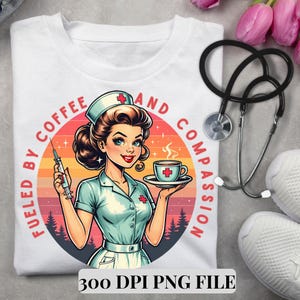 Alimentado por café e compaixão Enfermeira PNG – Design de sublimação de enfermeira retrô 300 DPI Arquivo PNG para camisetas, canecas e presentes de vida de enfermeira