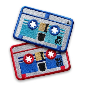 Patch bordado de microcassete: vermelho ou azul, aplicação termocolante/velcro. Mini fita de áudio Rumble Frenzy.