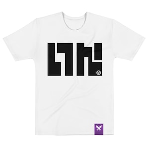 Puede incluir: Camiseta blanca con un gran diseño gráfico negro en la parte delantera. El diseño consta de formas geométricas audaces. Una pequeña etiqueta morada con un logotipo está adherida al dobladillo. La camiseta tiene mangas cortas y cuello redondo.