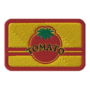 Peut inclure: Patch brodé rouge et jaune avec une tomate rouge et des feuilles vertes. Le mot "TOMATO" est écrit en lettres noires autour de la tomate.