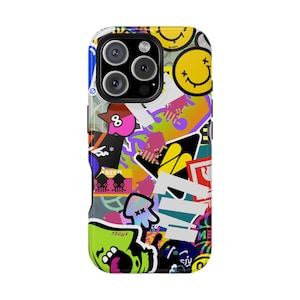 Puede incluir: Una funda de teléfono colorida cubierta con varios diseños de pegatinas. La funda presenta una mezcla de personajes de dibujos animados, caras sonrientes y formas abstractas en colores vibrantes como amarillo, verde, rosa y azul. Las lentes de la cámara del teléfono son visibles en la parte superior.