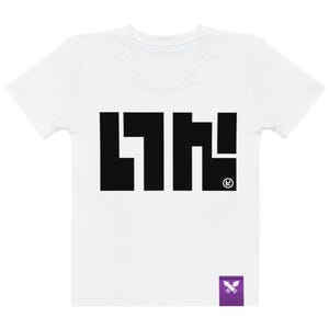 Puede incluir: Camiseta blanca con un diseño gráfico negro. El diseño presenta formas geométricas audaces dispuestas para deletrear una palabra. Una pequeña etiqueta morada con un logotipo es visible en la parte inferior. La camiseta está hecha de un material suave.