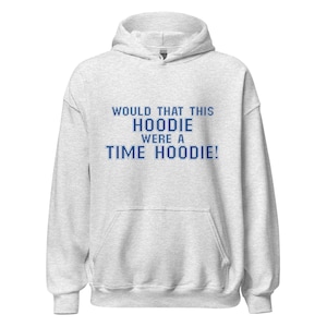 Puede incluir: Una sudadera con capucha gris con el texto "Would that this hoodie were a time hoodie!" impreso en azul.