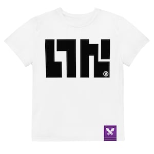 Puede incluir: Camiseta blanca con un gran diseño gráfico negro. El diseño presenta un texto estilizado y un pequeño logotipo circular. Una etiqueta púrpura con un diseño de flecha blanca está adjunta en la parte inferior.