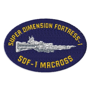 Puede incluir: Parche bordado ovalado con fondo azul marino. El parche presenta el texto "SUPER DIMENSION FORTRESS-1" y "SDF-1 MACROSS" en amarillo. Una nave espacial plateada detallada está en el centro. Ideal para coleccionistas.