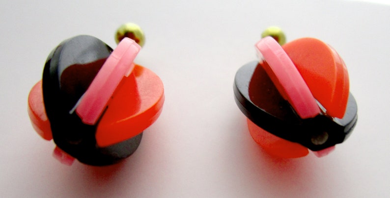 j6512 Vintage plastic 1960/'s stylish Twiggy on Carnaby Street mid century modern pierced drop earrings