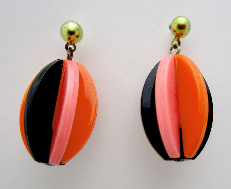 j6512 Vintage plastic 1960/'s stylish Twiggy on Carnaby Street mid century modern pierced drop earrings
