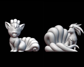 Puede incluir: Dos figuritas blancas impresas en 3D de los Pokémon Vulpix y Ninetales. Vulpix es un pequeño Pokémon parecido a un zorro con una cola esponjosa. Ninetales es un Pokémon más grande parecido a un zorro con una cola grande y tupida.