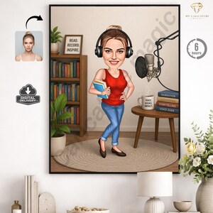 Puede incluir: Una caricatura enmarcada de una mujer en un estudio de grabación. Lleva una camiseta roja, vaqueros azules y auriculares. Se ven un micrófono, libros y una taza de café con el texto "VOICE BOOKS IMPACT". El texto "READ. RECORD. INSPIRE" está en una imagen enmarcada.