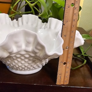 Hobnail, Vintage Fenton, mjölkglasskål på en liten piedestal, dubbelt krusade kanter