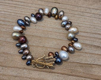 Farbige Süßwasser-Zuchtperlen Armband Hamsa Toggle Verschluss