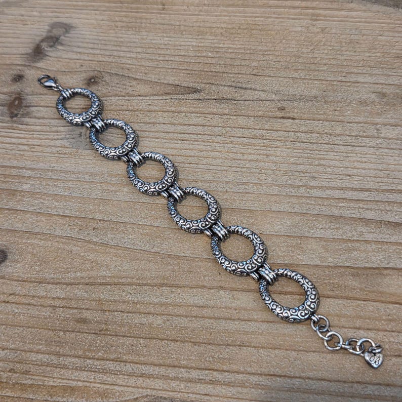 K&ouml;nnte beinhalten: Ein Set aus drei Keramikbechern mit gesprenkelter, matter Oberfl&auml;che. Die Becher sind in Creme-, Hellgrau- und Dunkelgraut&ouml;nen gehalten. Jeder Becher hat ein schlichtes, minimalistisches Design und einen abgerundeten Henkel.