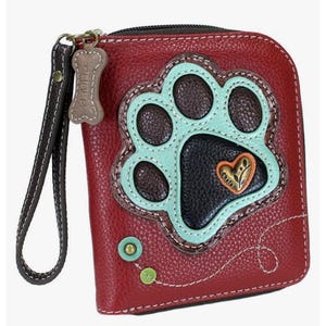 Cartera de muñeca con cremallera y estampado de huella de perro color burdeos y verde azulado de Chala