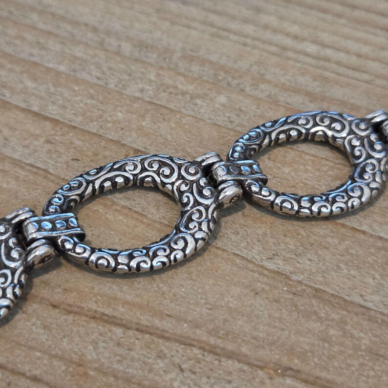 K&ouml;nnte beinhalten: Ein Set aus drei Keramikbechern mit gesprenkelter, matter Oberfl&auml;che. Die Becher sind in Creme-, Hellgrau- und Dunkelgraut&ouml;nen gehalten. Jeder Becher hat ein schlichtes, minimalistisches Design und einen abgerundeten Henkel.