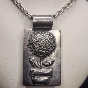 Halsband med silverblomkruka