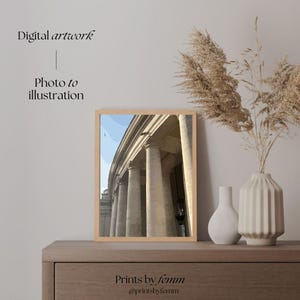 Op de afbeelding: Een digitale illustratie van een gebouw met kolommen, afgedrukt op canvas en ingelijst in een licht houten frame. De afbeelding is in een minimalistische stijl met een licht kleurenpalet.