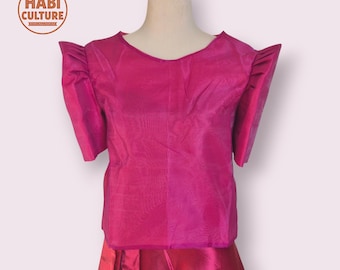 Op de afbeelding: Een magenta blouse met korte, gepofte mouwen en een bijpassende rok. De blouse heeft een ronde halslijn en wordt op een mannequin getoond. Het "HABI CULTURE" logo is zichtbaar in de linkerbovenhoek.